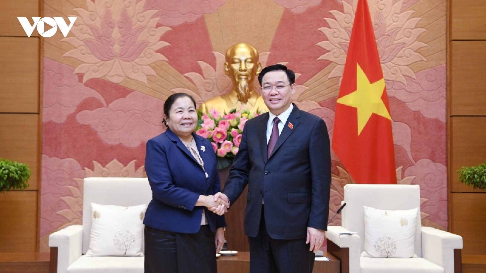 Chủ tịch Quốc hội Vương Đình Huệ tiếp Trưởng Ban Tổ chức Đảng NDCM Lào